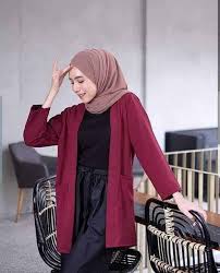 Banyak orang menyukai warna merah hati (merah marun) atau burgundi tua. 10 Warna Hijab Untuk Baju Merah Marun Yang Stylish