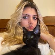 Emily Topping (@emilytopping98)