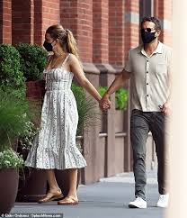 May 06, 2021 · blake lively pokes fun at her quarantine hair in unfiltered selfie blake lively photoshops shoes on herself in instagram post it was a family outing for blake lively and ryan reynolds. Blake Lively Halt Hande Mit Ehemann Ryan Reynolds Wahrend Das Langjahrige Paar Durch Nyc Spaziert Aktuelle Boulevard Nachrichten Und Fotogalerien Zu Stars Sternchen