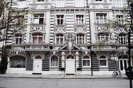 Mit rund 600.000 gästen, die jährlich über 450 veranstaltungen besuchen, trägt die bayerische staatsoper maßgeblich zum ruf münchens als einer der großen internationalen. Wandering The Altstadt Neighborhood Of Munich