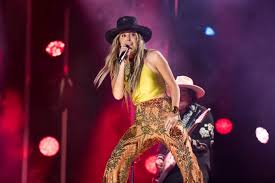 Lainey Wilson Cements Her Icon Status At Billy Bob's Texas, Performs With  Megaphone After Lightning Strike