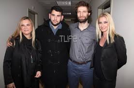 Ενημερωθείτε για αυτό το φλέγον ζήτημα. O Gios Toy Petroy Filippidh Synodeyse Th Mama Toy Sto 8eatro Fwtografies