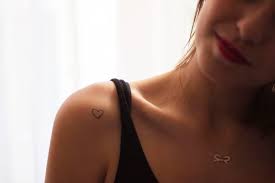 Un Tatouage Coeur Sur L Epaule Tatouage Coeur Tatouage Tatouages Minimalistes
