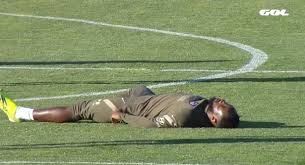 Atletico madrid forward moussa dembele collapsed during a training session on tuesday due to a reported drop in blood pressure, and images of his dramatic slump and medical response were widely. Moussa Dembele Faints At Atletico Madrid Training As Medics Rush To Stricken Star S Aid Mirror Online