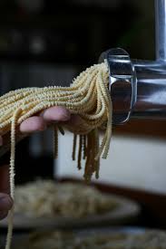 Lavorate la pasta per venti minuti. Bigoli All Uovo Con Le Mani In Pasta