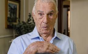 Orlando drummond atingiu seus longos 101 anos de vida neste domingo, 18, e por coincidência do destino, no mesmo dia foi ao ar a nova temporada da escolinha do professor raimundo. Eterno Seu Peru Aos 100 Anos Orlando Drummond Posa Ao Lado De Pet