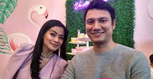Update information for dan christian ». Titi Kamal Dan Christian Sugiono Terapkan Gaya Hidup Sehat Pada Anak