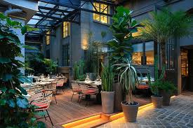 10 Bars Et Restaurants Tropicaux Autour Du Monde Jardin D Hiver Terrasse Vegetalisee Restaurant En Plein Air