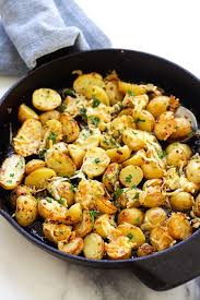Italian Roasted Potatoes Buttery Cheesy Oven Roasted Potatoes With Italian Seasoning Garlic Paprika And Parmesan Roasted Potatoes Recipes Italian Potatoes