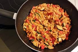 Gesunde Spatzle Pfanne Mit Paprika Und Zucchini Von Chickenuk Chefkoch Rezept In 2020 Gerichte Mit Spatzle Vegetarisch Kochen Spatzle