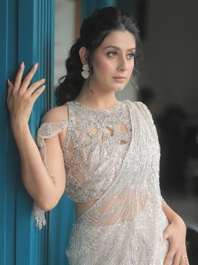 Can you guys suggest me a nice caption?🤭🙈 . Outfit @chaashni.couture Mua @rachnashewani_makeovers Shot by @yashasvi__patidar Earrings @rubans.in @oakpinionpr Styled by @anshudixit__ @adstylediary Location @eveningpostcafe . #ishamalviya #randompost ...