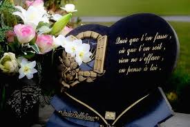 Aujourd'hui, les pierres tombales d'occasion en font partie, permettant d'obtenir des monuments moins chers. Comment Renover Une Gravure Obseques Infos