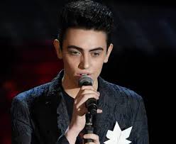 Appassionato di musica sin da piccolo, inizia cantando nel coro dei bambini della sua città e studiando chitarra e pianoforte. Michele Bravi Torna A Parlare Dopo L Incidente Sono In Terapia Spero Di Farcela Ma Non So Se Riusciro Snorki Sarai Tu