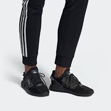 Das sockenähnliche design dieser schuhe verleiht ihnen eine enge, konturierte passform. Nmd R1 V2 Herrenschuh In Schwarz Adidas Deutschland