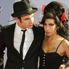 She was known for her deep, expressive contralto vocals and her eclectic mix of musical genres. Ex Mann Von Amy Winehouse Kussen Konnt Sie Nicht Alleine Der Spiegel