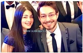 يتناول في إطار كوميدي درامي قصة رجل أعمال يدعى عادل يمتلك شركة كبيرة يتهم بالسرقة والاختلاس ويتم الحجز على كل أمواله، ينتقل مع عائلته إلى منزل أخو زوجته لكن لفترة قصيرة لعدم تقبلها بقاء العائلة معهم وعن طريق الصدفة يكتشف الأب أن لديه بيتا. Ø´Ø§Ù‡Ø¯ÙˆØ§ Ø£Ø­Ù…Ø¯ Ø²Ø§Ù‡Ø± ÙŠØ­ØªÙÙ„ Ø¨Ø¹ÙŠØ¯ Ù…ÙŠÙ„Ø§Ø¯ Ø§Ø¨Ù†ØªÙ‡ Ù„ÙŠÙ„Ù‰ Ø¨Ø·Ø±ÙŠÙ‚Ø© Ù…Ù…ÙŠØ²Ø© Ø¬Ø±ÙŠØ¯Ø© Ù†ÙˆØ±Øª