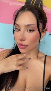 Milionlyvip Flaunting Her Cleavage | PimpBunny