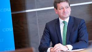 Wie auf dem schachbrett ordnet sie jens spahn, julia klöckner und anja karliczek den ministerien zu. Cdu Politiker Christian Baldauf Die Krankheit Meiner Frau Veranderte Mich Auch Als Politiker Bunte De