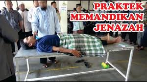 Memandikan jenazah adalah hal yang harus dilakukan atas jenazah seorang muslim, sebelum ia dishalatkan. Praktek Memandikan Jenazah Sesuai Sunnah Youtube