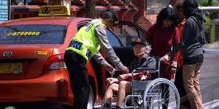 Adapun pemaparan gambar lalu lintas yang lebih rinci, ada di bawah ini. 15 Potret Kebaikan Polisi Yang Sering Kamu Lupakan