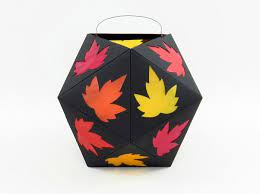 Denn die gratis malvorlagen können ganz einfach durch anklicken heruntergeladen werden. Laternen Mit Herbstblattern In Zwei Grossen Bastelanleitung Mit Vorlagen