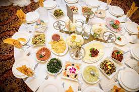 Delicious Signature Family Style Table Setting At Megan And Sergio S Wedding Photography By Www Hectorislas Com Family Style Table Table Settings Table Style