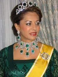 Cik puan besar hajjah kalsom binti abdullah , anteriormente conocido como sultanah kalsom (de soltera anita abdullah) es el ex consorte de sultanah de pahang como segunda esposa y viuda del sultán haji ahmad shah. Senarai Ratu Dan Permaisuri Di Seluruh Dunia Royal Crown Jewels Royal Jewelry Royal Tiaras