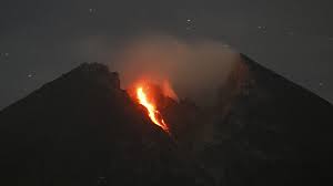Gunung merapi berada di kabupaten sleman, provinsi daerah istimewa yogyakarta dan di beberapa kabupaten di provinsi jawa tengah seperti kabupaten magelang, boyolali, dan klaten. Erupsi Gunung Merapi 1872 Disebut Terdahsyat Dalam Sejarah Modern Tirto Id