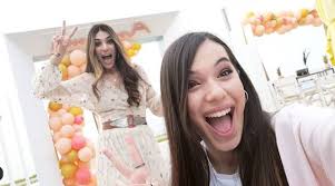 Οι δύο τραγουδιστές πλέουν σε πελάγη ευτυχίας κρατώντας στην αγκαλιά τους το κοριτσάκι τους. Hbh Adamoy Mixalhs Koyinelhs Baftisan Thn 11 Mhnwn Koroyla Toys Fwtos