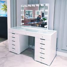 Even the brightest room lightning can't guarantee your safety from beauty blunders and 1.3 3. Stock In Us Docarelife Popular Beauty Hollywood Style Vanity Lighted Makeup Mirror Set With 13 Drawers Dressing Table Buy Vanity Makeup Mirror Set With Dressing Table Lighted Makeup Mirror Vanity Makeup Mirror Product