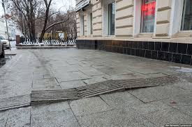 Она бежала, каблук застрял в плитке, она упала. Pochemu V Moskve Razvalivaetsya Plitka Neudobnaya Pravda Blogi Eho Moskvy 11 02 2019