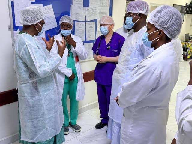 Visite ministérielle à l'Hôpital Laquintinie Une dynamique de qualité  saluée par le gouvernement En visite dans l'après-midi du jeudi 19 janvier  2026 à l'Hôpital Laquintinie, le Ministre a d'abord a