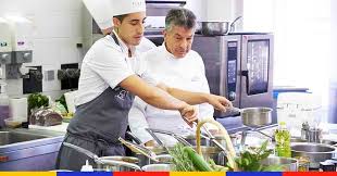 Tous Les Midis Le Chef Etoile Regis Marcon Cuisine Pour La Cantine De Son Village En 2020 Le Chef Chef Etoile Cantine