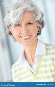 Retrato De Anciana Sonriendo Con Grandes Dientes. Bella Anciana Parada Sola  Dentro De Una Habitación. Atractivo Imagen de archivo