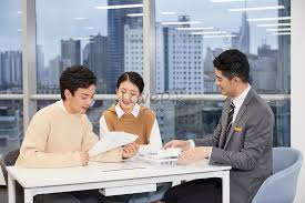 Pemegang hak waralaba dan agen real estat era real estate bersiap melepas sebagian sehamnya ke sedangkan biro administrasi yang ditetapkan adalah pt datindo entrycom. Agen Real Estate Merekomendasikan Real Estate Untuk Pasangan Muda Gambar Unduh Gratis Foto 501700312 Format Gambar Jpg Lovepik Com