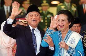 Bj habibie, yang antara lain dianggap berhasil melembagakan demokrasi di indonesia, dimakamkan di taman makam pahlawan kalibata, jakarta. The Kindness Of Bj Habibie Opinion The Jakarta Post