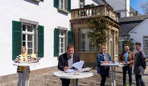 Haus bachem is situated north of mehlem, close to rathaus (königswinter). Neues Hallenbad Konigswinter Schwimmtreff Und Stadt Unterzeichnen Vertrag