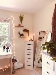 Insta Avemoser White Walls Fairy Lights Green Plants Tapestry Bedroom Decor Ideas Bedroomdecor Izby Snov Interierovy Dizajn Spalne