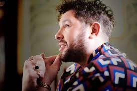 His younger sibling is best known for the track love me again. Grossbritannien James Newman Singt Embers Ogae Germany E V