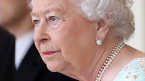 Ella es la doble de la reina Isabel II