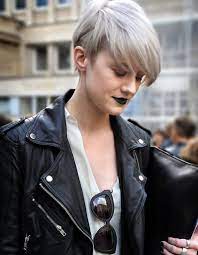 Elle permet de gagner en volume avec de fines mèches quand elle n'allège pas les. Coupe Courte Cheveux Gris Automne Hiver 2018 Les Plus Belles Coupes Courtes A Adopter En 2021 Elle