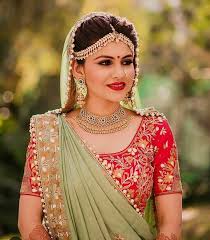 Here's an amazing indian bridal hairstyle for round face. If You Have A Round Face Then Surely Save This Matha Patti And Shine Outstanding Indian Bridal Fashion Indian Bridal Hairstyles Indian Wedding Outfits