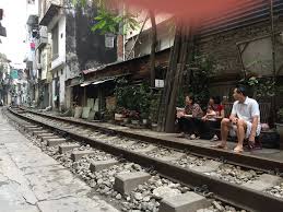 Kereta api oh kereta api. Hanoi Train Street Landasan Keretapi Di Hanoi