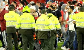 Tras los hechos lamentables ocurridos este 3 de agosto de 2021 en el compromiso entre atlético nacional e independiente santa fe, donde un hincha de santa fe fue brutalmente agredido por varios aficionados del atlético nacional, julián molina, uno de los agresores quedó registrado en las cámaras de video del compromiso que se disputó en el campín. Watmleytbsmnpm