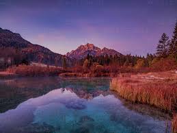 Natančen opis jezero zelenci in vseh pristopov na zelenci. Slowenien Kranjska Gora Landschaftlicher Blick Auf Den Zelenci See In Der Abenddammerung Stockfoto