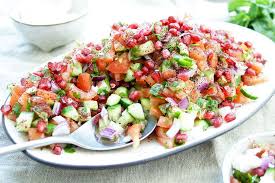 Persischer Gurken Tomatensalat Mit Granatapfel Rezept Elle Republic Rezept Tomatensalat Rezepte Mit Granatapfel Salat