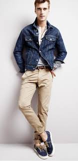 Calça Bege Com Camisa Jeans Masculina Casual Denim Jacket Style With Turned Up Chinos Jean Jacket Outfits Men Denim Outfit Men Mens Outfits