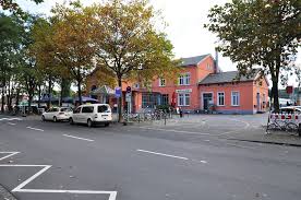 Der von eisenbahnfans weniger bekannte bahnhof hennef (sieg) liegt an der siegstrecke von köln nach betzdorf, die. Hennef Bahnhof Bussteig C Mapio Net
