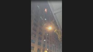 Jun 23, 2021 · 石硤尾白田邨發生火警。今晨(23日)9時33分，白田邨11座一單位起火，有煙由窗戶冒出，一度傳出爆炸聲響，驚動邨內居民報警。消防迅速到場架起雲梯，向單位內射水灌救，35分鐘後將火救熄，又派出搜救隊協助大廈住客疏散，並搜索事發單位。 9xeowdqeadgtgm