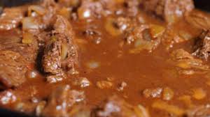 Bubur ini memiliki kuah gelap yang disebabkan oleh paudna dengan kuah semur daging khas betawi. Semur Daging Sapi Pedas Resepcaramemasak Org